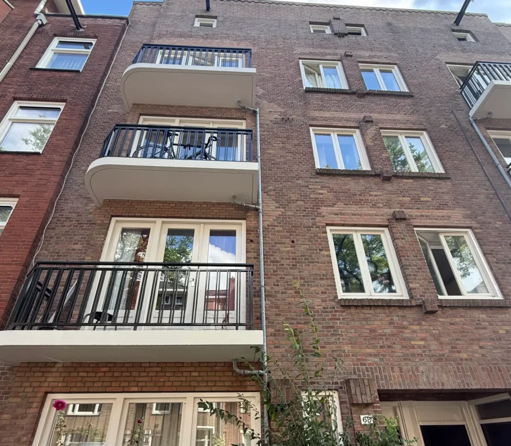 Bestaand pand aan de John F. Kennedylaan in Amsterdam met aanpassingen volgens het Besluit Bouwwerken Leefomgeving (BBL)